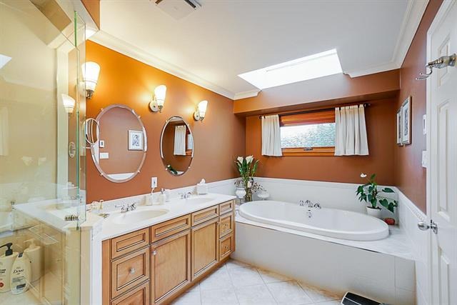 13976 19a Avenue, South Surrey, British Columbia   - Photo 13 - R2370020