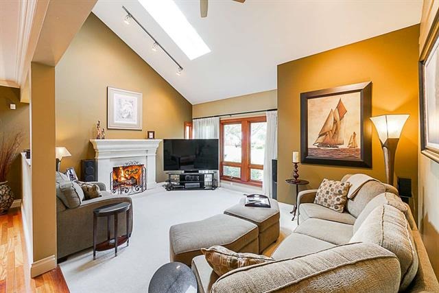 13976 19a Avenue, South Surrey, British Columbia   - Photo 3 - R2370020