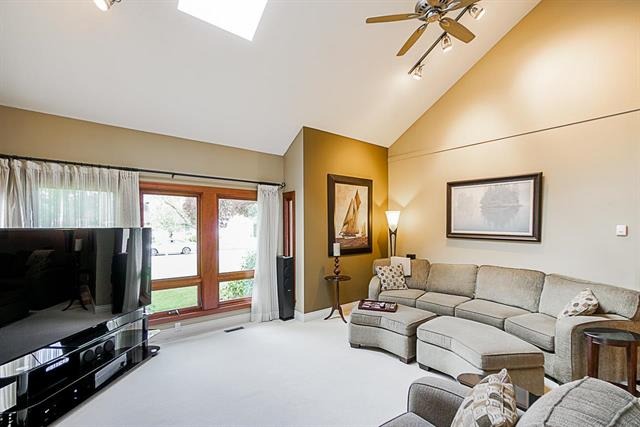 13976 19a Avenue, South Surrey, British Columbia   - Photo 4 - R2370020