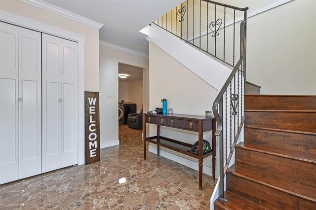2402 Cameron Crescent, Abbotsford, British Columbia  V3G 2B1 - Photo 2 - R2829282