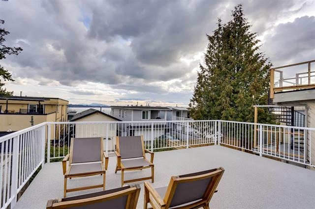 15190 Beachview Avenue, South Surrey, British Columbia   - Photo 2 - R2757577